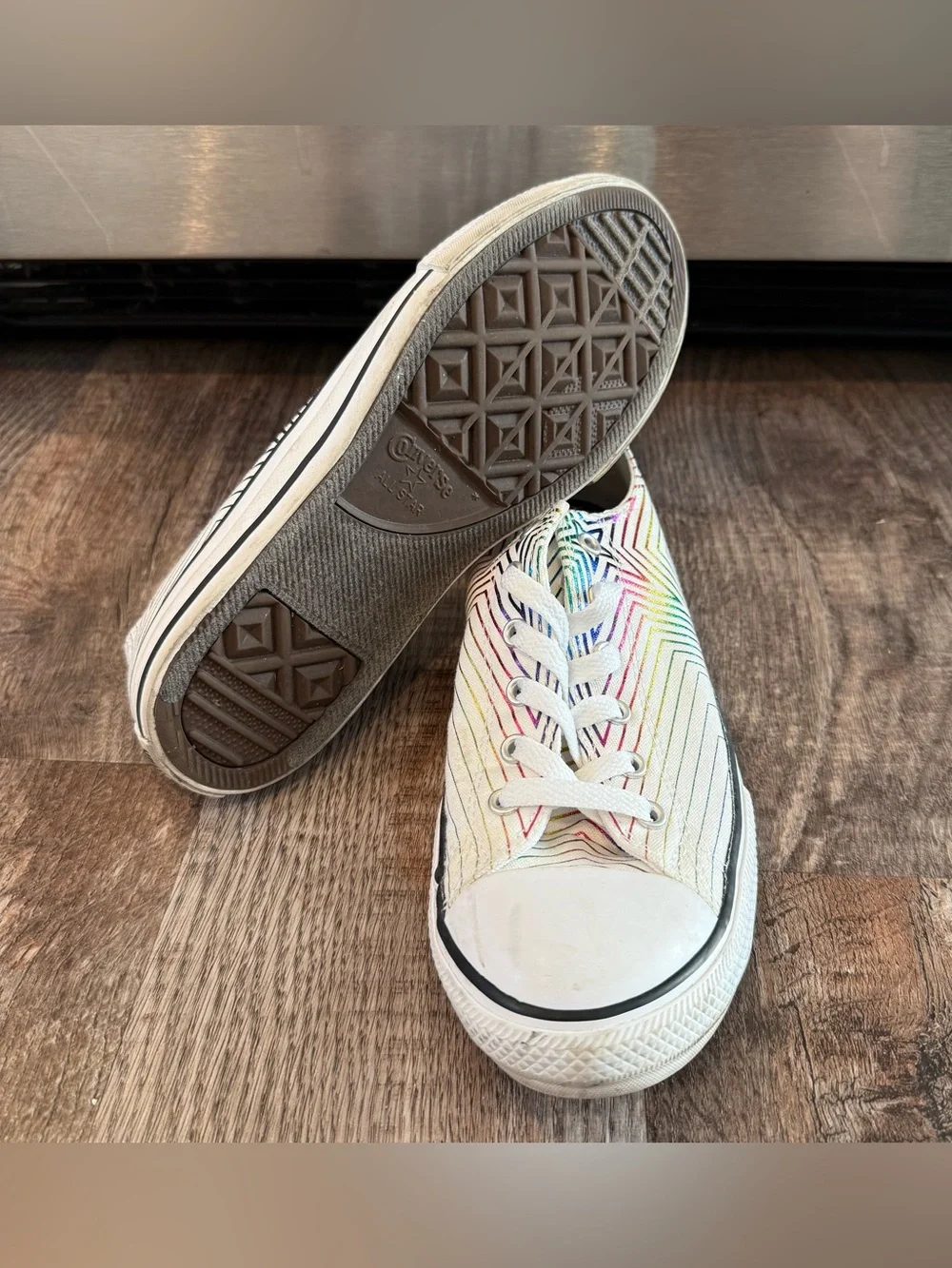 Converse Chuck Taylor All Star Low Junior Size 6 Lace Up Iridescent Rainbow Star